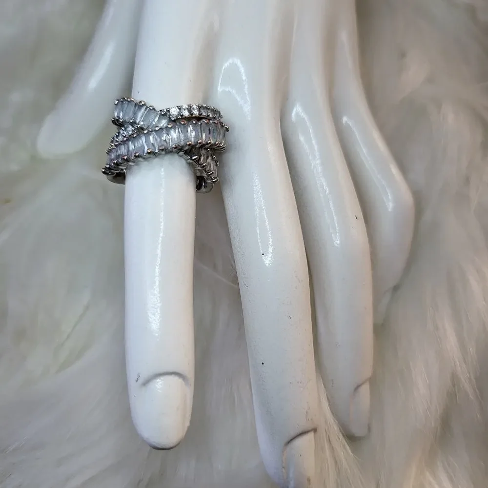 Silver Rhinestone Cocktail Ring Size 8 - Picture 1 of 4